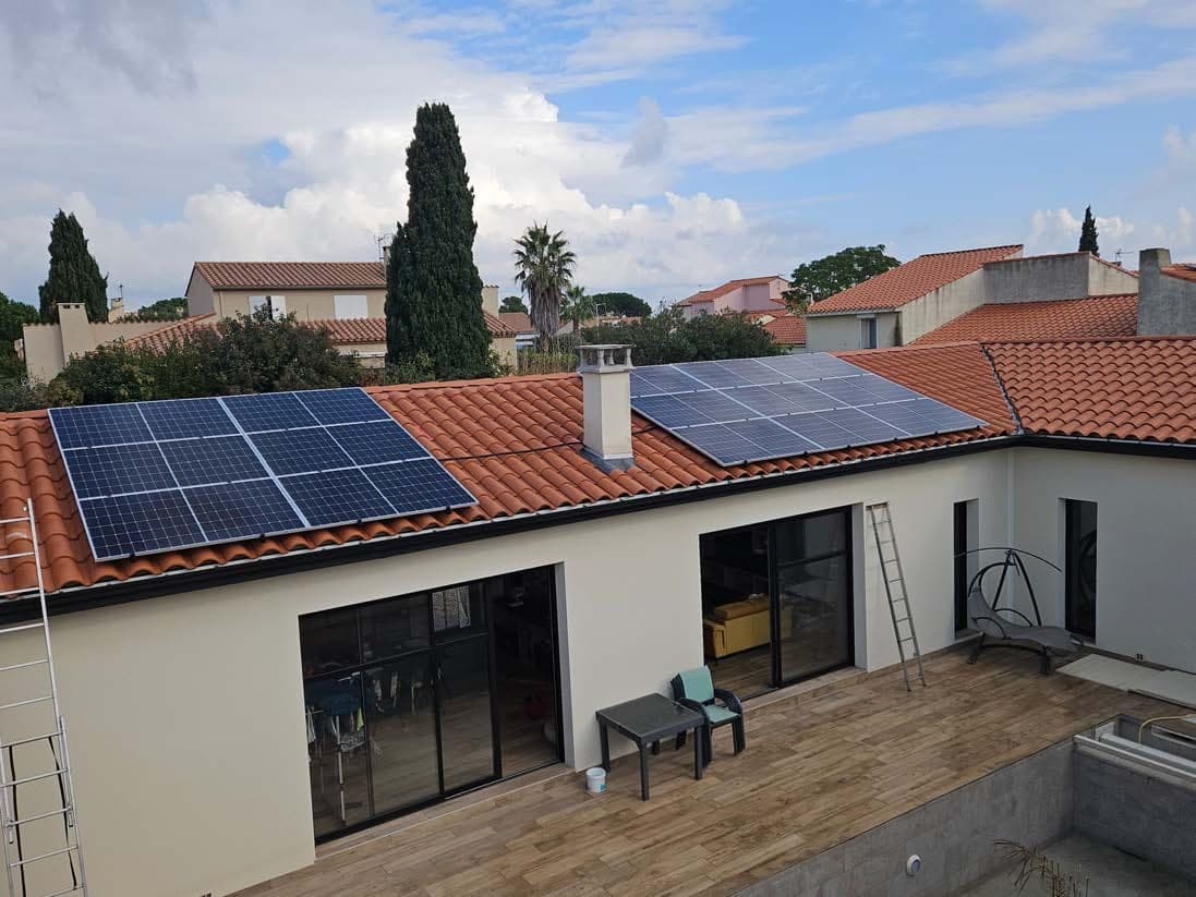 Maison individuelle équipée de panneaux photovoltaïques