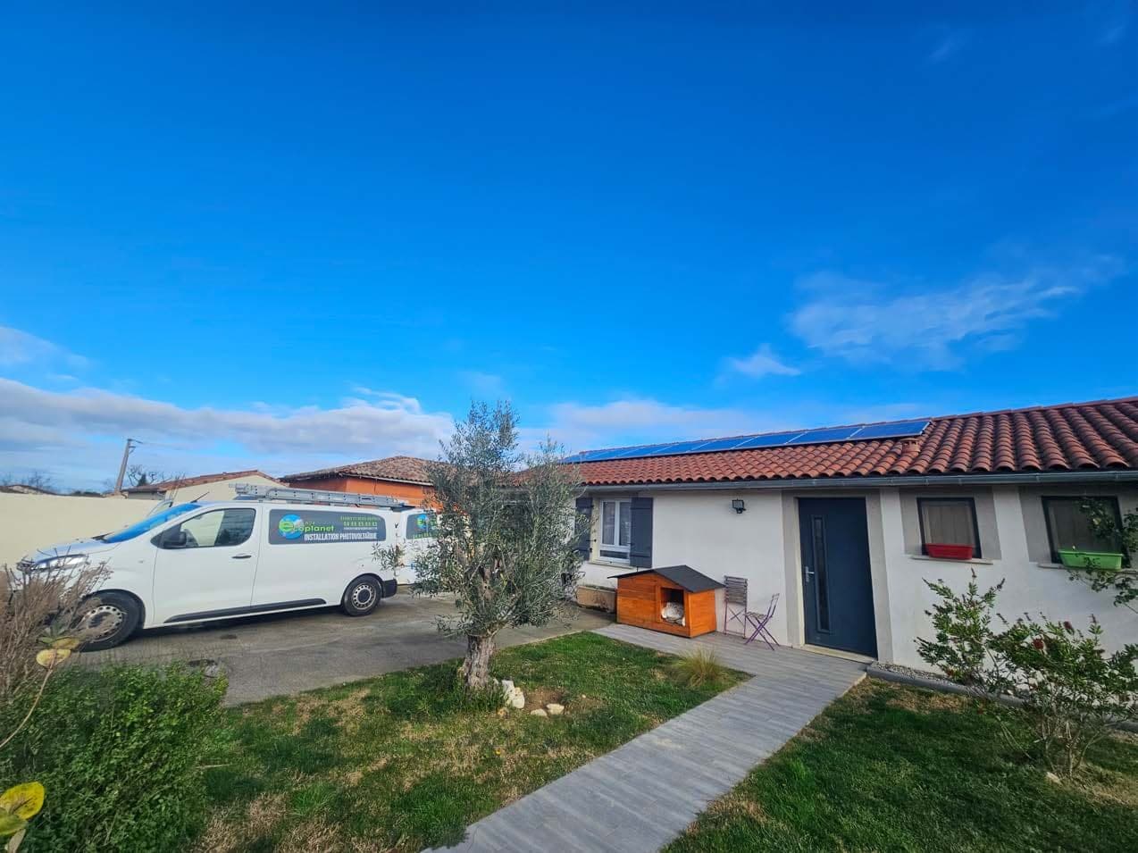 Véhicule d'intervention Ecoplanet France devant une maison équipée