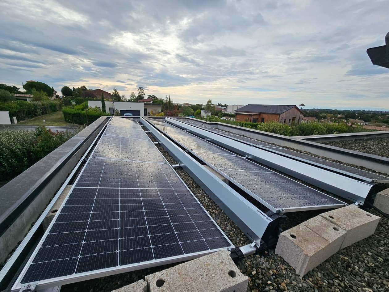 Longues rangées de panneaux photovoltaïques sur une structure d'ombrière