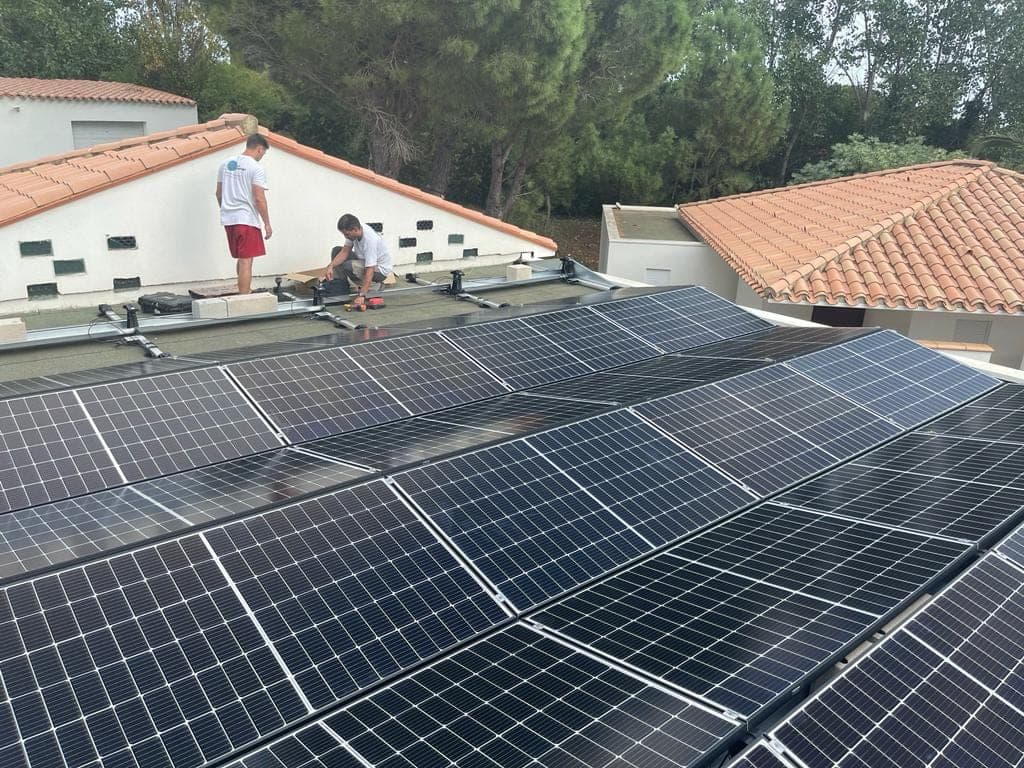 Poseurs installant des modules photovoltaïques sur une toiture