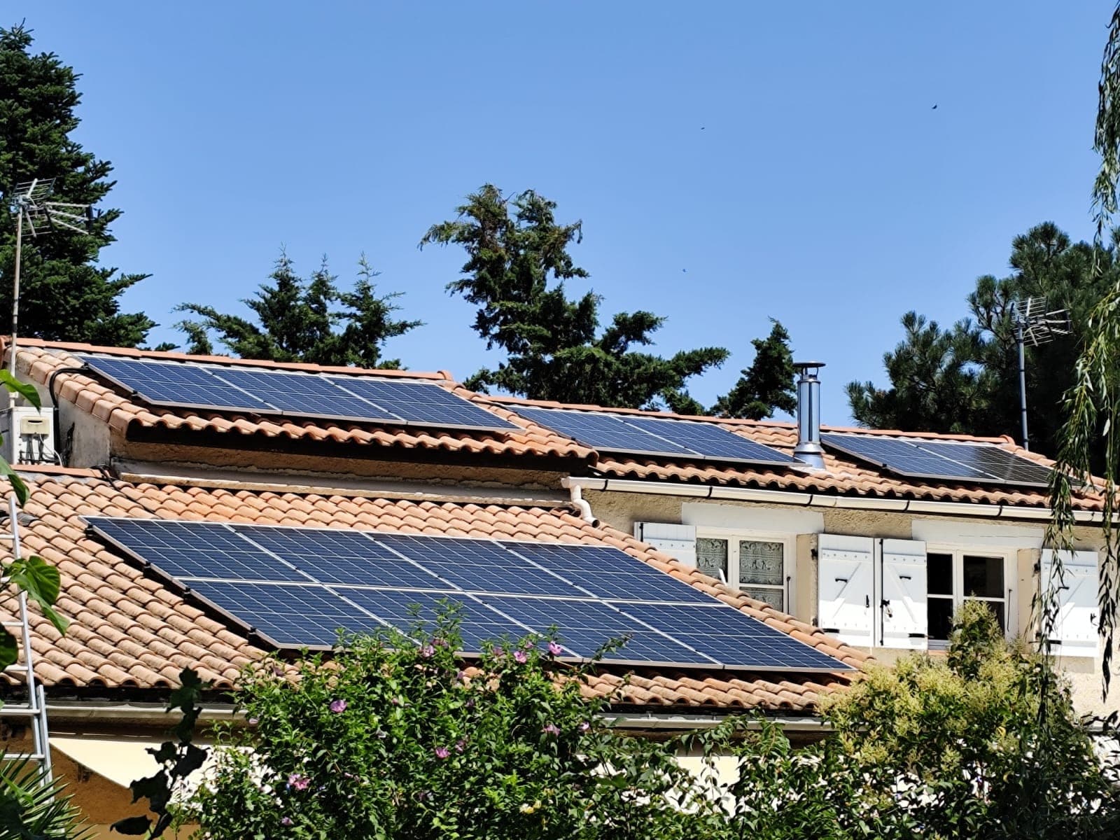 Champ de modules photovoltaïques posé sur une toiture en tuiles canal