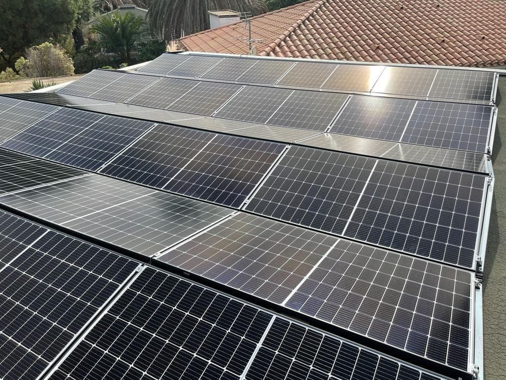 Toiture résidentielle équipée de panneaux photovoltaïques après achèvement du chantier